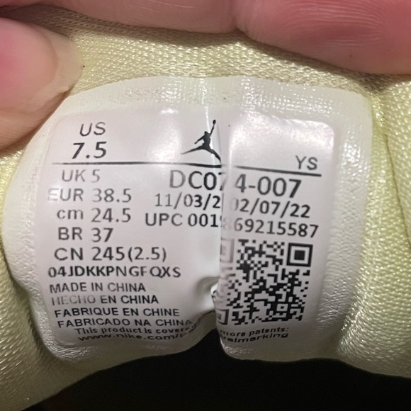Nike Air Jordan Lemonade Low Size 7.5 - Picture 6 of 6